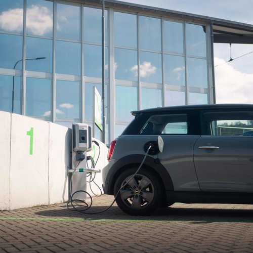 Elektroauto lädt an öffentlicher Ladestation in Halberstadt