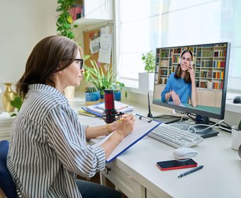 Studierende im Meeting über erneuerbare Energien