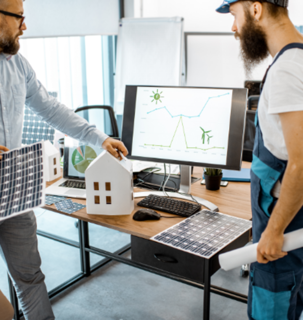 Projektmanager berät Kunden über Dachformen