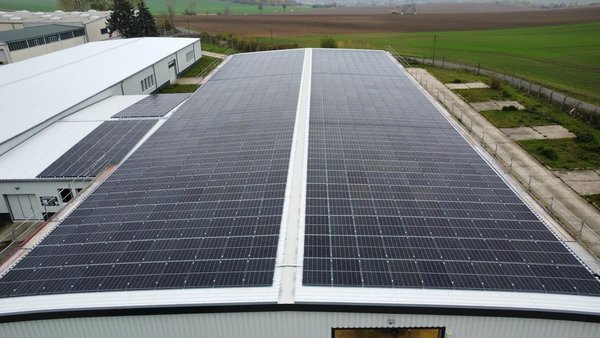 Drohnenaufnahme der Solarmodule und K2 Montagesystem auf dem Dach in Eisleben