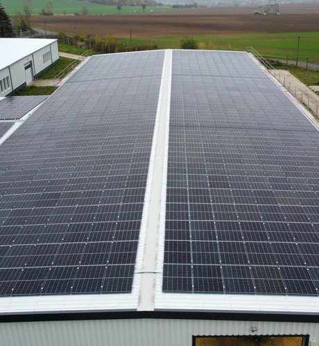 Drohnenaufnahme der Solarmodule und K2 Montagesystem auf dem Dach in Eisleben
