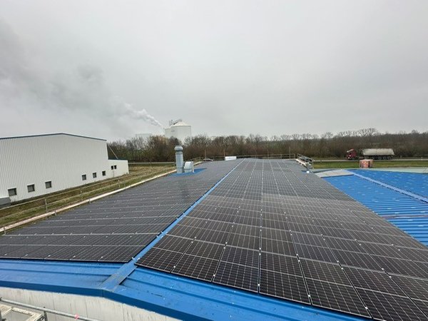 Luftaufnahme der Photovoltaikmodule auf dem Gewerbedach in Wanzleben
