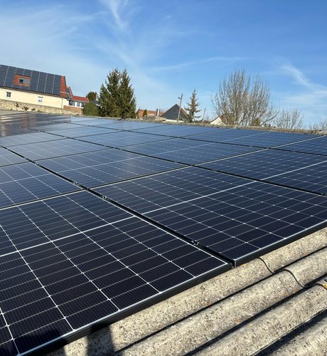 25 kWh Stromspeicher mit Notstromfunktion im Werkstattgebäude von P&G Autoservice in Schwanebeck