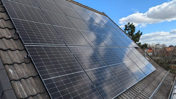 Nahaufnahme der installierten Solarmodule der 8,9 kWp Photovoltaikanlage auf dem Gnadenhof in Sargstedt