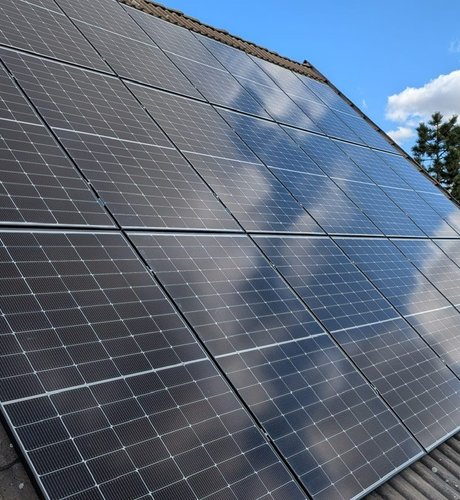 Nahaufnahme der installierten Solarmodule der 8,9 kWp Photovoltaikanlage auf dem Gnadenhof in Sargstedt