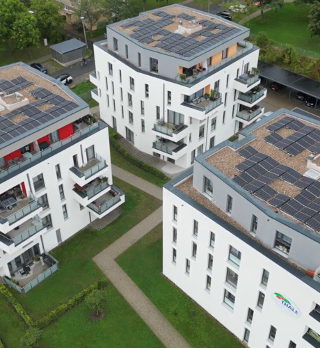 Luftaufnahme der Wohngebäude mit drei Photovoltaikanlagen à 25 kWp in Thale
