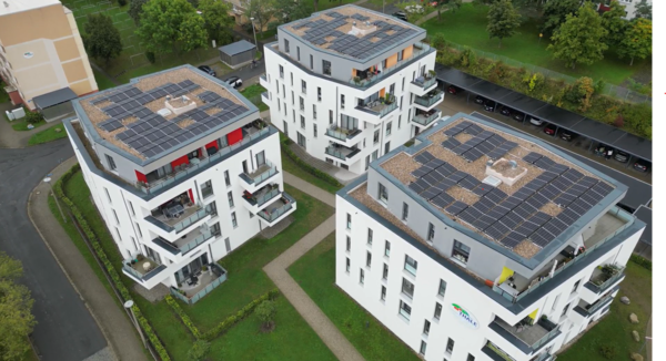 Luftaufnahme der Wohngebäude mit drei Photovoltaikanlagen à 25 kWp in Thale