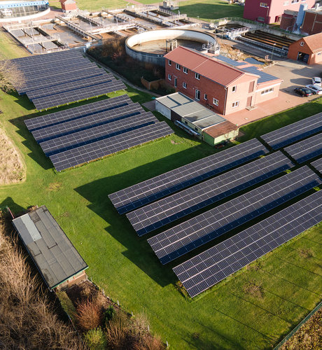 Photovoltaikmodule auf dem Dach und der Freifläche des Klärwerks in Bad Harzburg – Teil einer 400 kWp Anlage zur regionalen Energiewende