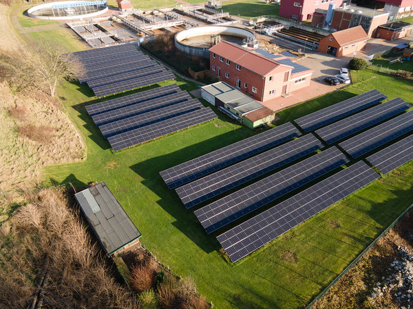 Photovoltaikmodule auf dem Dach und der Freifläche des Klärwerks in Bad Harzburg – Teil einer 400 kWp Anlage zur regionalen Energiewende