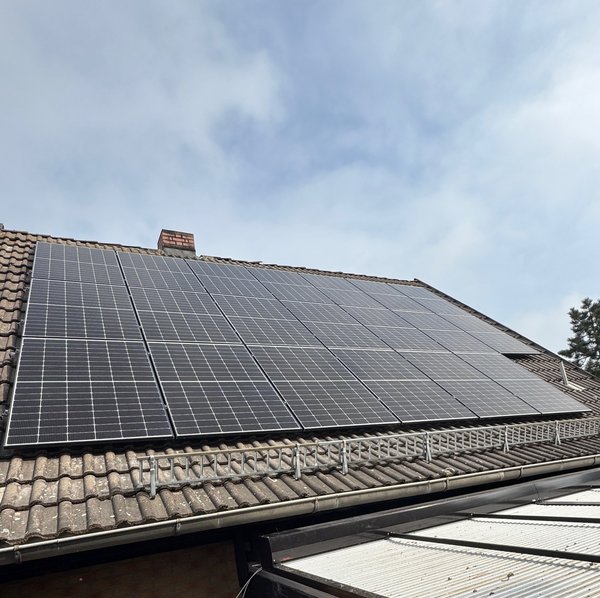 Photovoltaikanlage mit 20 Solarmodulen auf dem Dach des Gnadenhofs der Familie Lyhs in Sargstedt