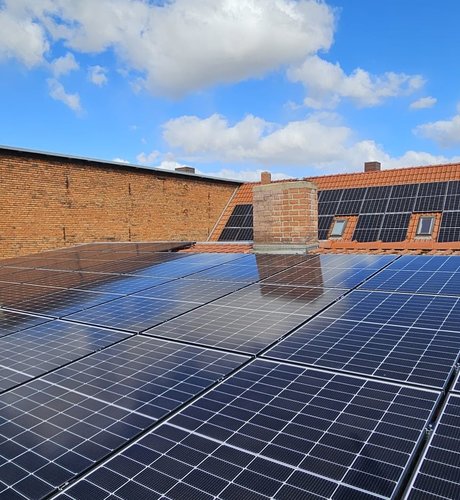Photovoltaikanlage mit 24,48 kWp Leistung auf zwei Dachflächen der Fleischerei Arnstedt, nachhaltige Energieversorgung durch moderne Solarstromtechnik
