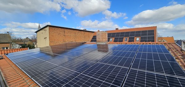 Photovoltaikanlage mit 24,48 kWp Leistung auf zwei Dachflächen der Fleischerei Arnstedt, nachhaltige Energieversorgung durch moderne Solarstromtechnik