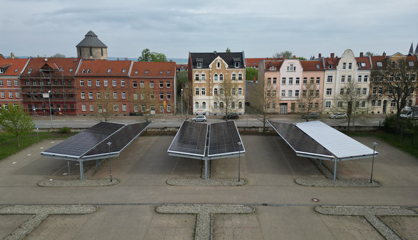 Photovoltaik-Carport am Ebereschenhof 5 in Halberstadt – nachhaltige Solarstromnutzung kombiniert mit moderner Überdachung