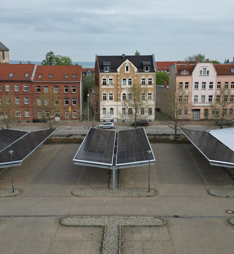 Photovoltaik-Carport am Ebereschenhof 5 in Halberstadt – nachhaltige Solarstromnutzung kombiniert mit moderner Überdachung