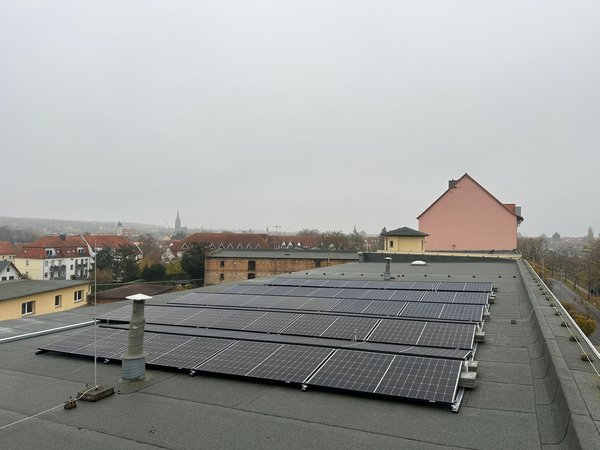 Photovoltaikanlage mit 48 Modulen und 21,36 kWp auf dem Dach des Bauwirtschaftshofs in Aschersleben