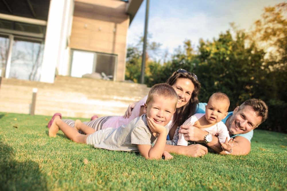 Familie glücklich im Garten dank Solarstrom