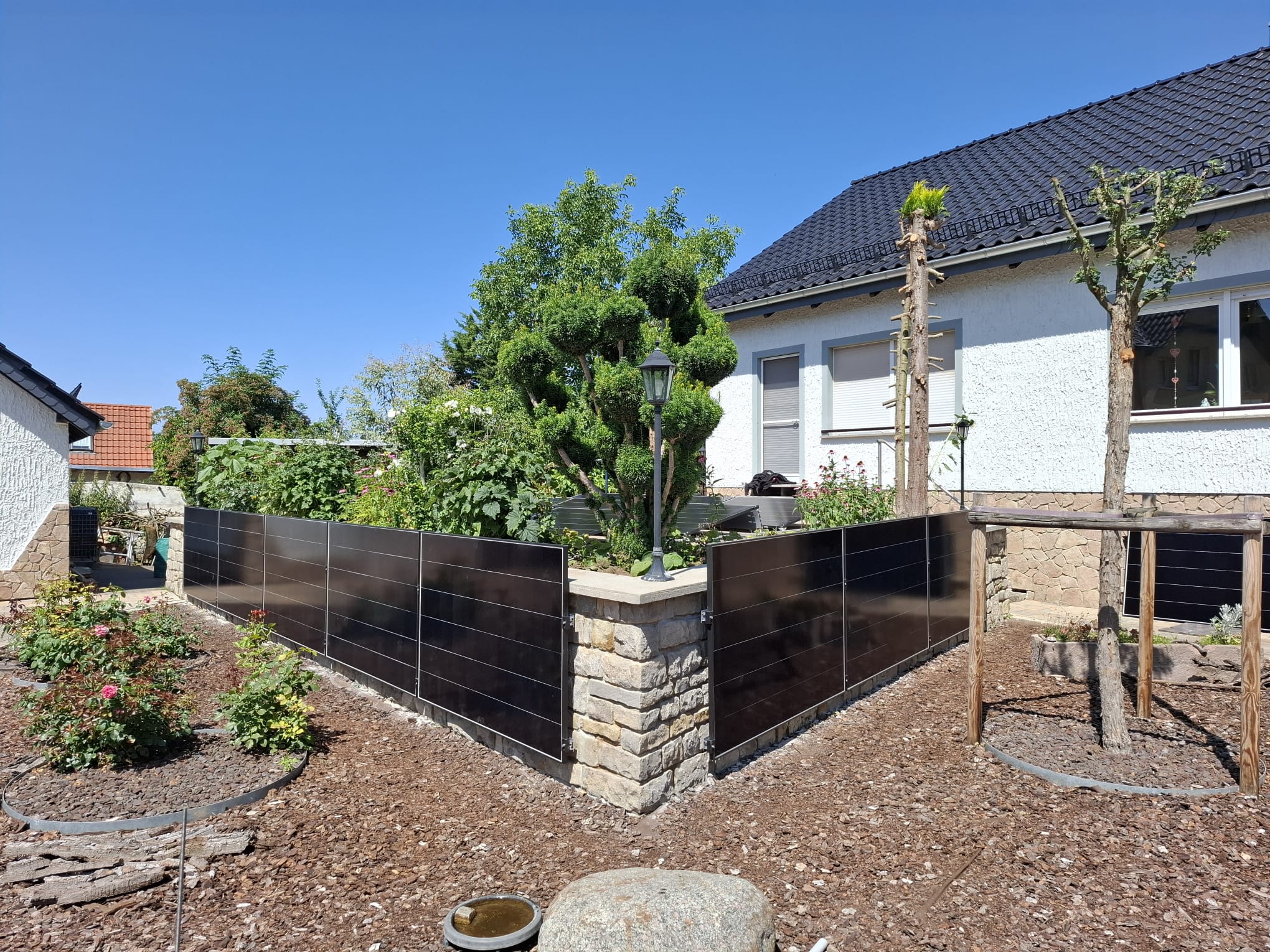 8,33 kWp Photovoltaikanlage mit Aufständerung und Wandmontage an der Gartenmauer in Aschersleben