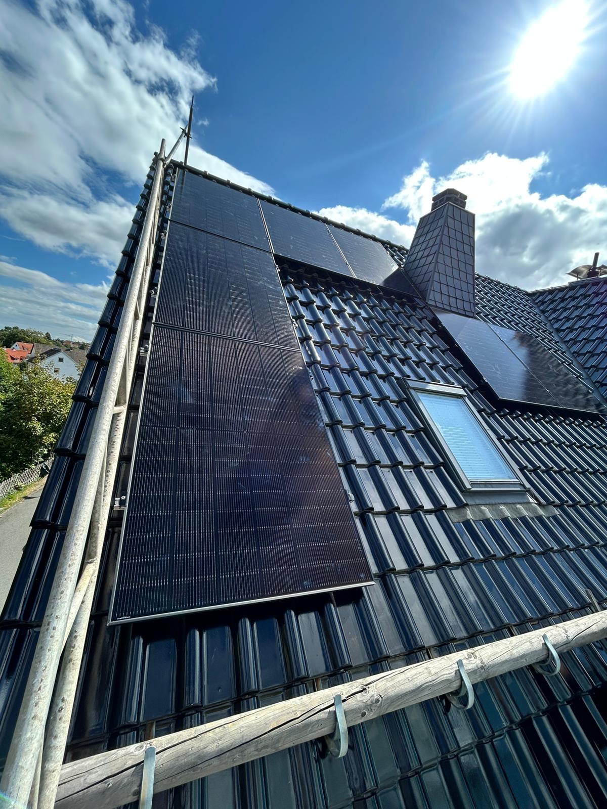 17,18 kWp Full-Black Photovoltaikanlage auf vier Dachflächen eines Hauses in Bad Harzburg