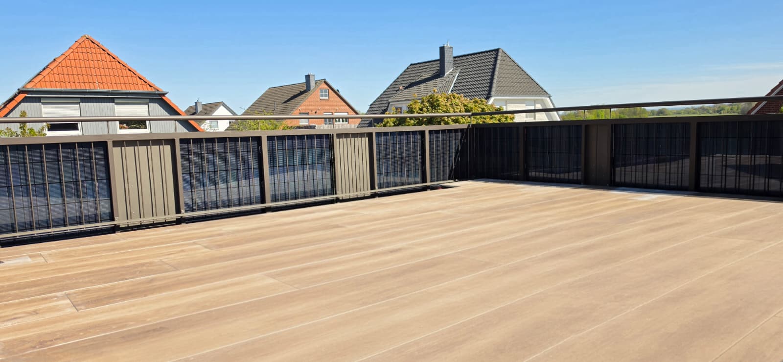 9,45 kWp Photovoltaikanlage mit Solar-Terrassengeländer an einem Einfamilienhaus in Schladen