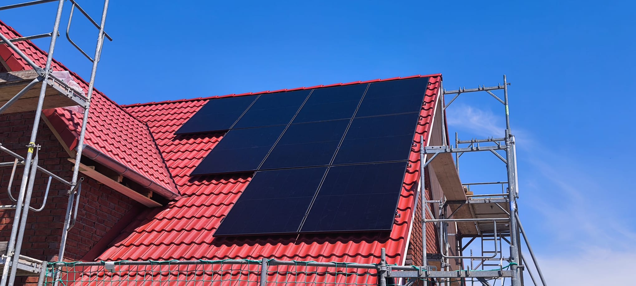 9,5 kWp Photovoltaikanlage auf dem roten Ziegeldach eines Neubaus in Salzgitter