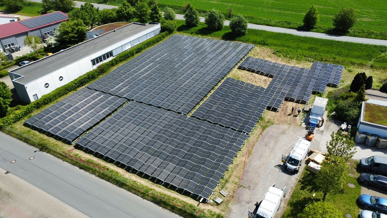 495 kWp Photovoltaikanlage auf dem Flachdach einer Druckerei in Quedlinburg