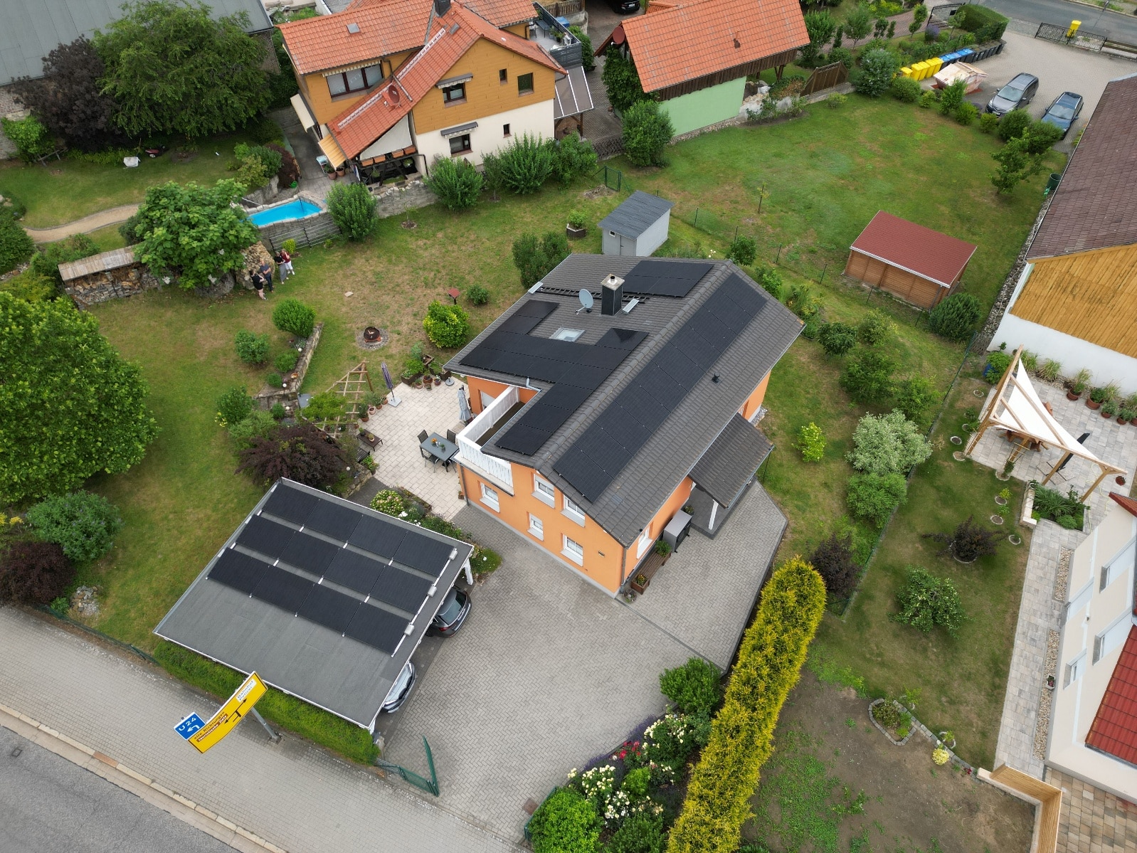 18,4 kWp Photovoltaikanlage auf Wohnhaus und Nebengebäude eines Einfamilienhauses