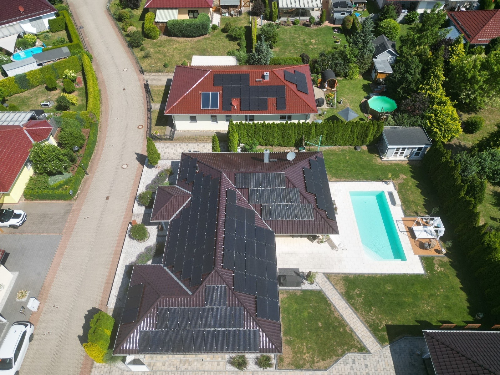 30 kWp Photovoltaikanlage auf dem Walmdach eines Einfamilienhauses