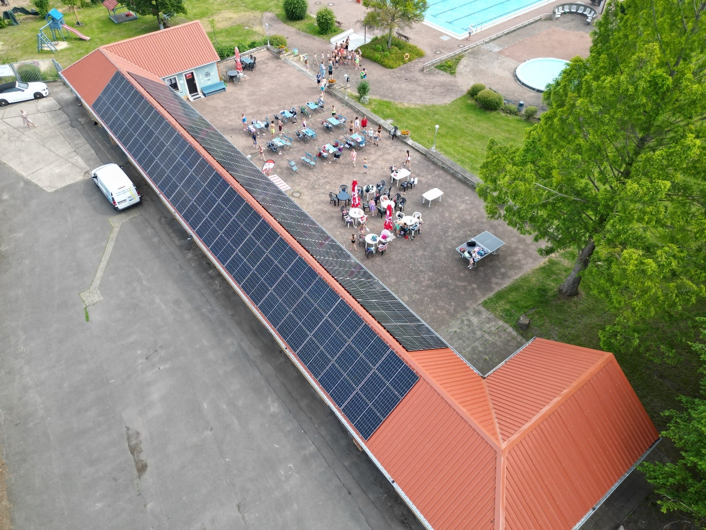 51 kWp Photovoltaikanlage auf dem Funktionsgebäude des Freibads in Badersleben