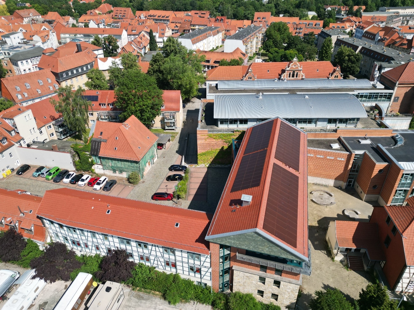 63,6 kWp Photovoltaikanlage auf einem denkmalgeschützten Gebäude der Halberstädter Wohnungsgesellschaft